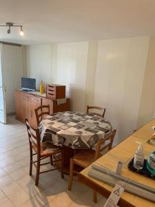 une chambre avec une table et des chaises ainsi qu'une cuisine dans l'établissement Maisonnette 1 chb à la campagne, à Eauze