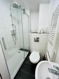 La salle de bains est pourvue d'une douche, de toilettes et d'un lavabo. dans l'établissement 1-2 Pers nur 0,3 km zur City von Wuppertal-modern, à Wuppertal
