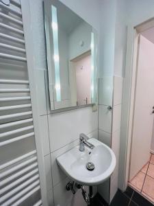 La salle de bains est pourvue d'un lavabo et d'un miroir. dans l'établissement 1-2 Pers nur 0,3 km zur City von Wuppertal-modern, à Wuppertal