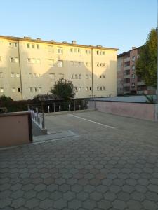 an empty parking lot in front of a building at L'Escapade Citadine in Bischheim