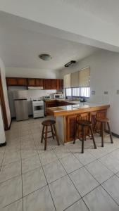 Kuchyň nebo kuchyňský kout v ubytování Don Carlos Place LOWER UNIT + 18 fotografií