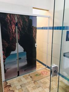 Hostel Jericoacoariano في يريكوكورا: حمام به صبغ لكهف على الحائط