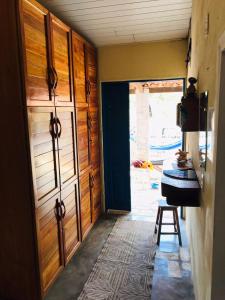 ジェリコアコアラにあるHostel Jericoacoarianoのテーブルと出入口のある部屋への開口ドア