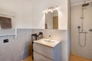 Et badeværelse på Palipert Flowers House