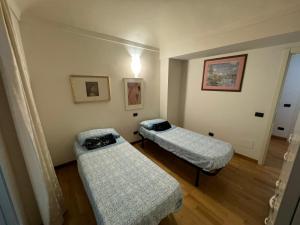 Habitación con 2 camas en una habitación en CENTRO STORICO Eleganza e Lusso nel Monferrato en Casale Monferrato