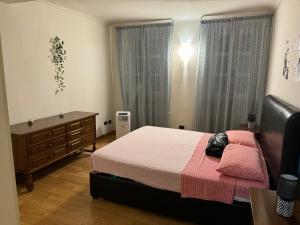 1 dormitorio con 1 cama, vestidor y ventana en CENTRO STORICO Eleganza e Lusso nel Monferrato en Casale Monferrato