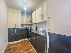 Кухня или кухненски бокс в City Apartments by Elegance Living