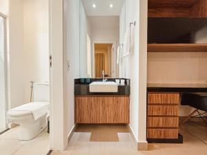 a bathroom with a sink and a toilet at Condomínio Residencial Spazio Blu - São José do Rio Preto in Sao Jose do Rio Preto +66 photos