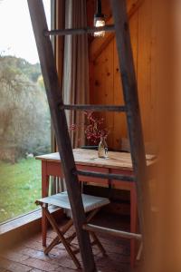 einen Holztisch mit einem Stuhl neben einem Fenster in der Unterkunft Na seně in Kozlovice
