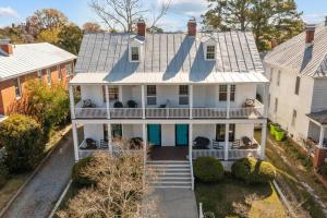 una vista aérea de una casa blanca con porche en Spaight House Suite en New Bern