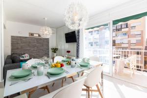 un comedor blanco con mesa y sillas en Malaga Center Flat Holidays Salitre, en Málaga