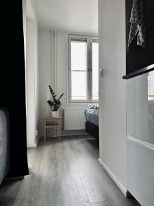 a white room with a bed and a window at Moderni yksiö parvekkeella,, erinomainen sijainti in Helsinki