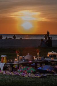 een picknicktafel op het strand bij zonsondergang bij Vila Kalango in Jericoacoara