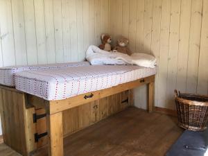 un letto con un orsacchiotto sopra di esso di Fernwood a Ringwood