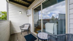 porche cerrado con 2 sillas y ventana en Modern Lofts at Aria 4, en Kalispell