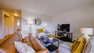 Una sala de estar con un sofá y un televisor. en Modern Lofts at Aria 4, en Kalispell