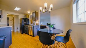 Una cocina y un comedor con mesa y sillas. en Modern Lofts at Aria 4, en Kalispell