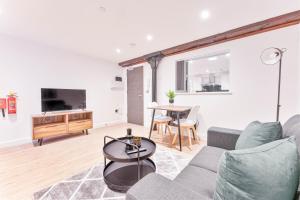 a living room with a couch and a table at Spacious 1 Bed Apartment in Burton-on-Trent in Burton upon Trent