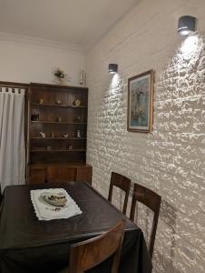 une salle à manger avec une table et des chaises noires dans l'établissement Apartamento Unico Miramar, à Miramar