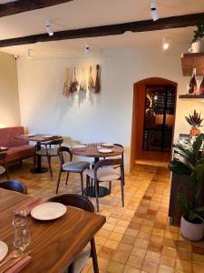 um restaurante com mesas e cadeiras num quarto em Casa Dos Galegos em Marvão