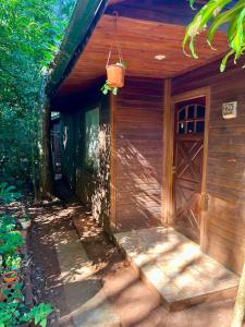 Casa de madera con puerta y porche en Rainforest Hotel & Cabañas en Puerto Iguazú