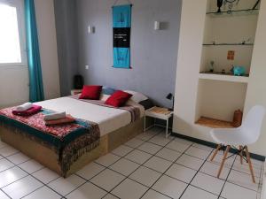 Postel nebo postele na pokoji v ubytování Jolie chambre climatisée avec balcon chez l'habitant