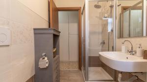 Un baño con lavabo y ducha en Casa della Musica - Affitti Brevi Italia, en Módena