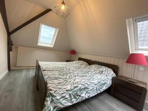 a bedroom with a bed and a window at Luxe en ruim appartement in Rijksmonument in Vianen