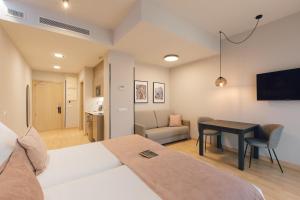 TV a/nebo společenská místnost v ubytování Palau Suites & Apartments