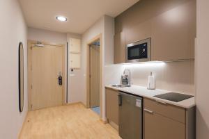 Kuchyň nebo kuchyňský kout v ubytování Palau Suites & Apartments