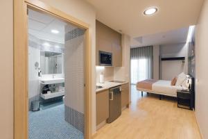 Postel nebo postele na pokoji v ubytování Palau Suites & Apartments
