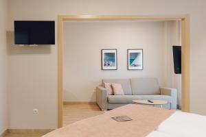 TV a/nebo společenská místnost v ubytování Palau Suites & Apartments