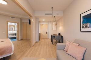 Postel nebo postele na pokoji v ubytování Palau Suites & Apartments