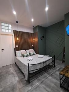 um quarto com uma cama e uma televisão em Amari home em Catânia