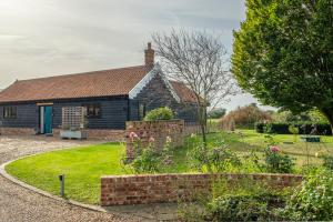 a house with a garden in front of it at Large immaculate rural conversion - The Milking Parlour in Ipswich