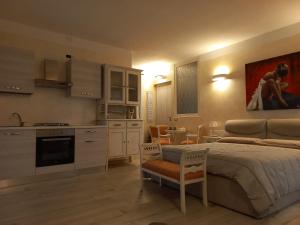 Ca' di David的住宿－Dimora La Risorgiva，厨房以及带1张床和1张桌子的卧室