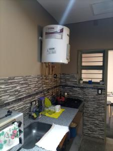 eine Küche mit einer Spüle und einem Wasserkocher in der Unterkunft Casa Norte in La Rioja