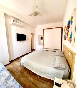 1 dormitorio con 1 cama y TV de pantalla plana en Apartamento Xavier da Silveira 40, en Río de Janeiro