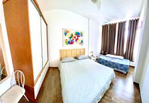 1 dormitorio con 2 camas y ventana en Apartamento Xavier da Silveira 40, en Río de Janeiro