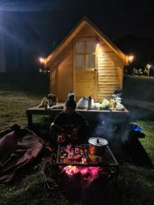Gril dostupný pro hosty v chaty