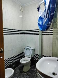 uma casa de banho com um WC e um lavatório em Oued laou beach em Oued Laou