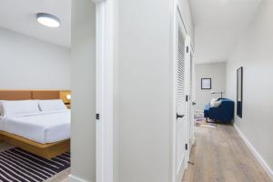 Letto o letti in una camera di Motif Nashville's Hotel on Music Row