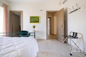 a bedroom with a bed and a table and chairs at Villa Santa Margherita in Chiaramonte Gulfi