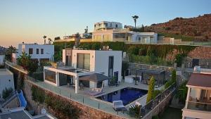 una vista aérea de una casa con piscina en Villa Aylinda with private heated Pool, en Bodrum City