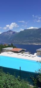 een groot zwembad met stoelen en een waterbak bij Maisonette Caterina in Tremosine Sul Garda
