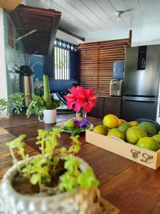 eine Küche mit einem Tisch mit einem Haufen Obst darauf in der Unterkunft Hospedaria Arte Sagrada in Canguaretama