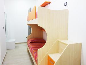 トッレ・ラピッロにあるL'insenaturaのソファ付きの客室内の螺旋階段