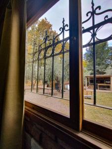 una ventana con vistas a un parque visto a través de ella en cabaña la olivia en Lunlunta