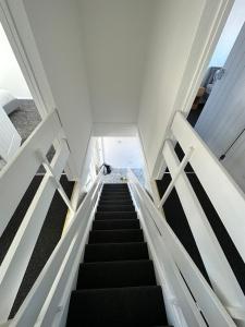 費利克斯托的住宿－Entire 3 Bedroom Apartment in Felixstowe，房屋内的楼梯,有黑白色的楼梯