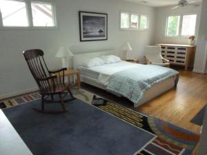 um quarto com uma cama, uma cadeira e uma secretária em Sail Away - Croatan VB home with billiards table em Virginia Beach